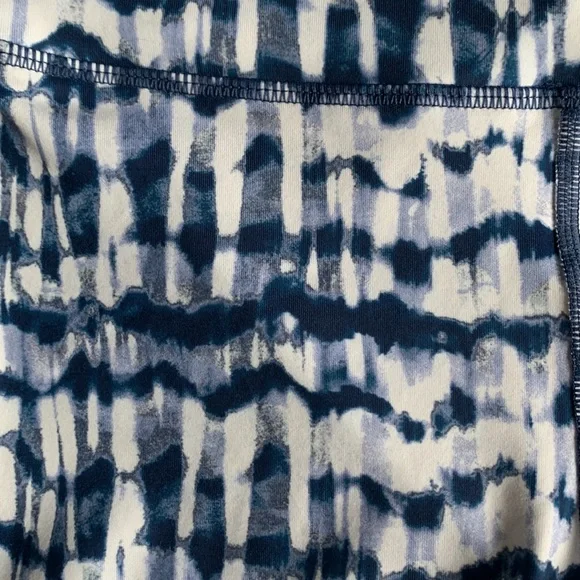 Gap Fit Biker Shorts - Picture 3 of 4